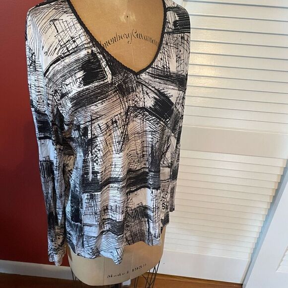 CHICO’S | abstract black & white v neck blouse 2 or M - Picture 3 of 6